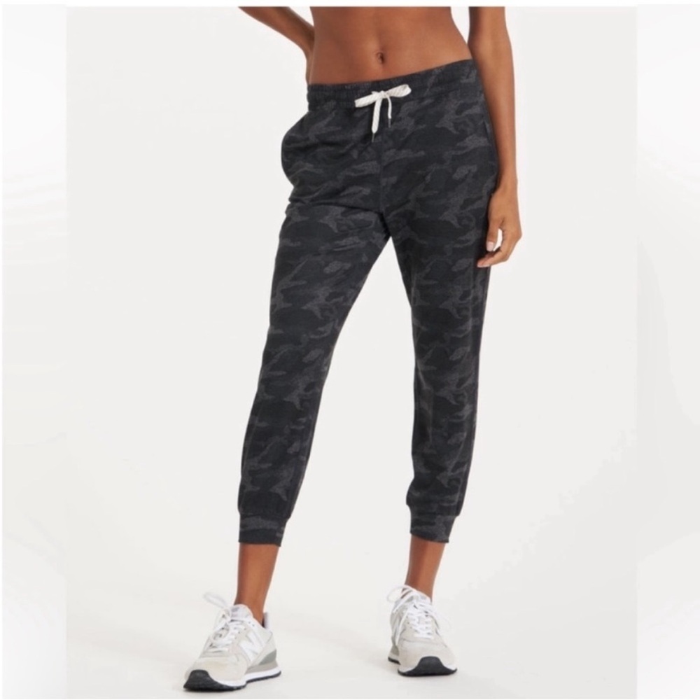 Vuori Performance Joggers Women’s Black Camo - Size S